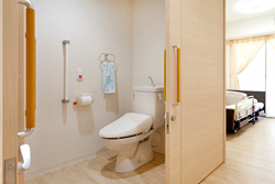 部屋ごとにトイレ完備